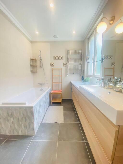 Cocon Familial Apartment Laon Bagian luar foto